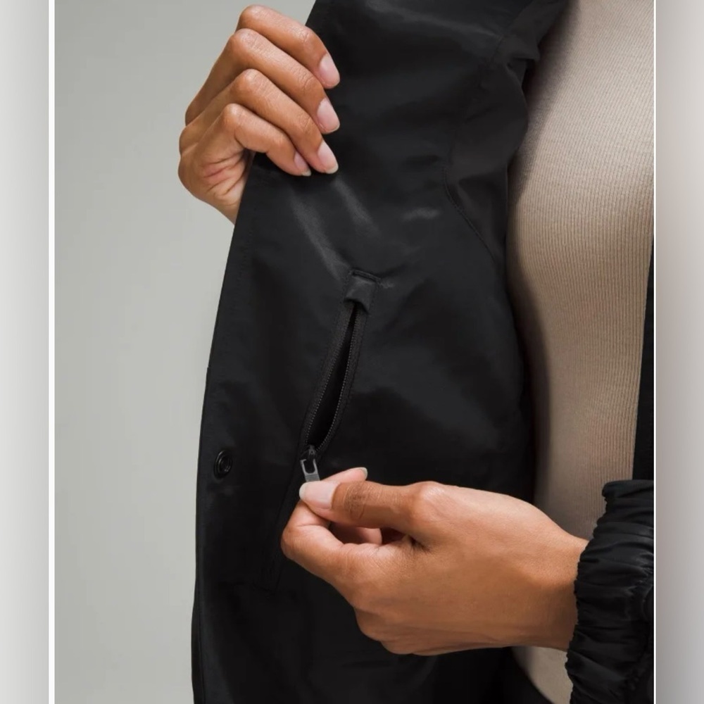 Lululemon Lightweight Oversized-Fit Coaches Jacket in Black - Picture 5 of 6